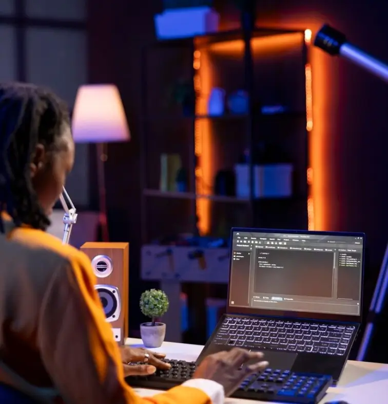 Webdeveloper Werkt Aan Code Op Laptop Amsterdam
