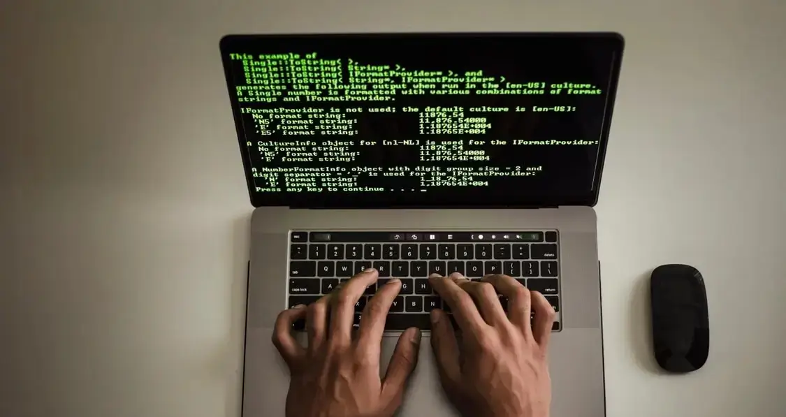 Ontwikkelaar Werkt Aan Softwarecode Op Laptop